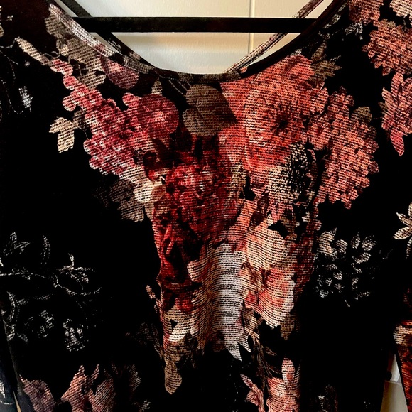 NWOT Women’s Floral Daytrip Xl Top - Picture 2 of 7